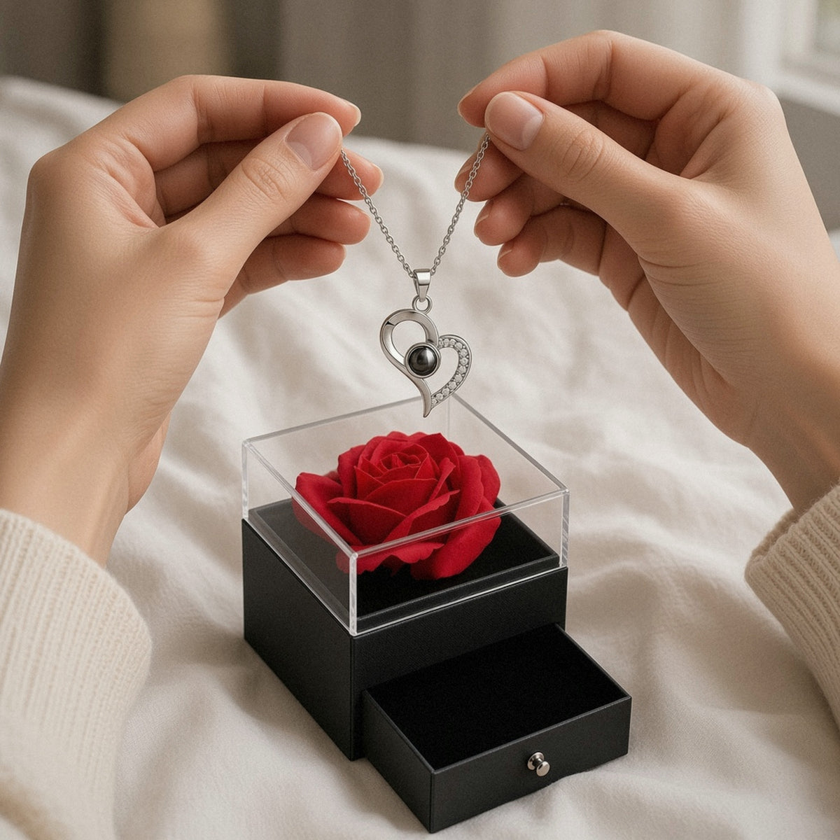 Hartketting wordt uit de rozendoos gehaald op bed