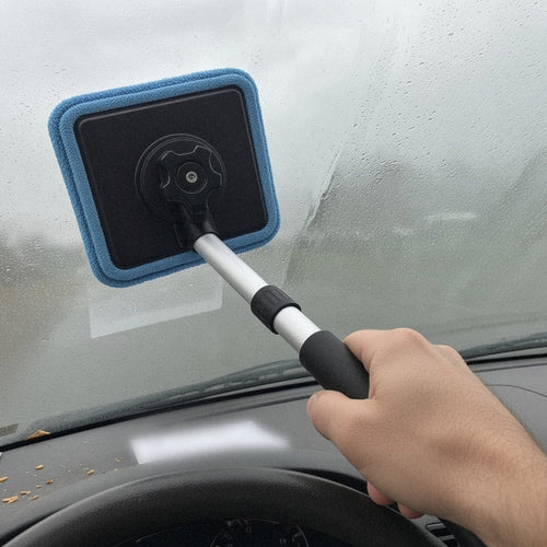 Magnetische ruitenreiniger veegt de beslagen binnenkant van de voorruit schoon vanaf de bestuurdersstoel