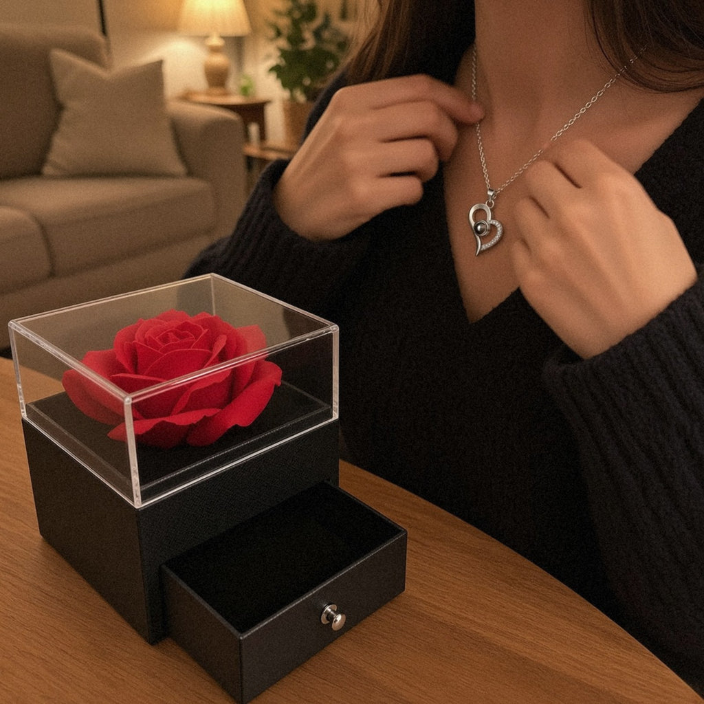 Zilveren hartketting om de hals, met de rozendoos en de open lade op tafel