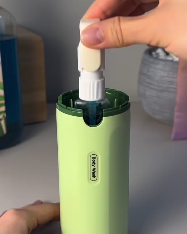 Flesje met pompkop uit de dispenser halen